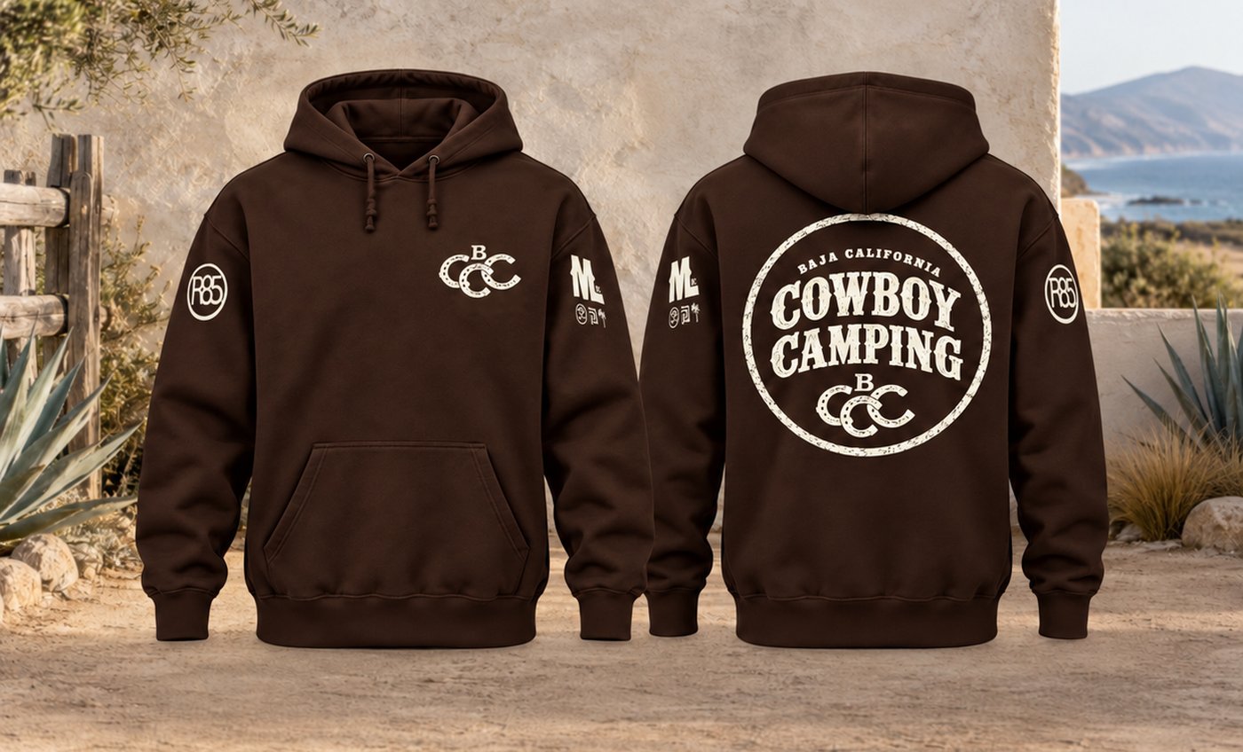 Frente y espalda de la sudadera café oscuro de Baja California Cowboy Camping: la B con tres herraduras en el pecho, el sello redondo de Cowboy Camping en la espalda, Rancho 85 y Mud & Lotus en las mangas.