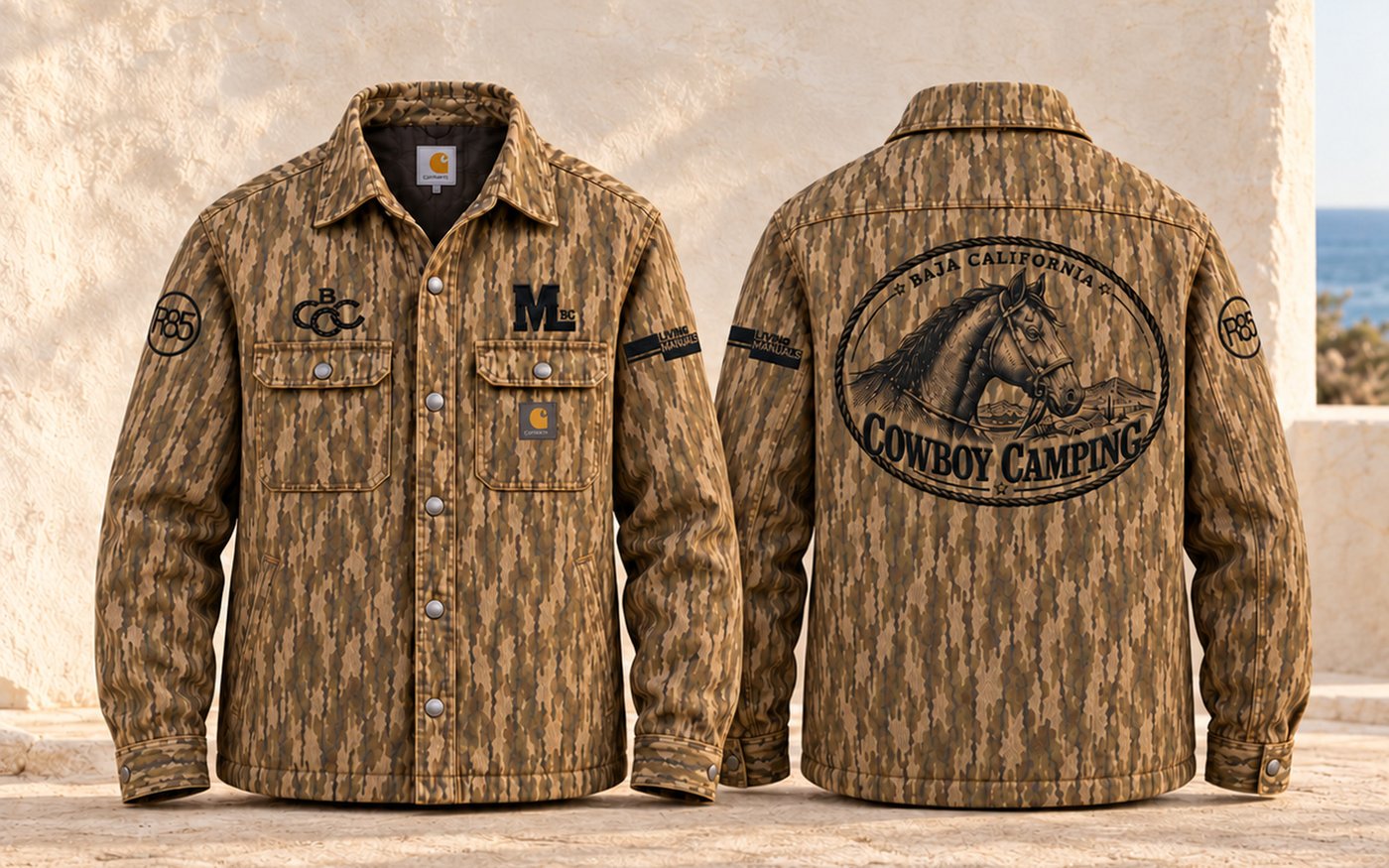 Frente y espalda de una chamarra camisera Carhartt de camuflaje con bordado negro: el monograma BCCC y Mud & Lotus en el pecho, el sello del caballo de Baja California Cowboy Camping en la espalda, Rancho 85 y Living Manuals en las mangas.